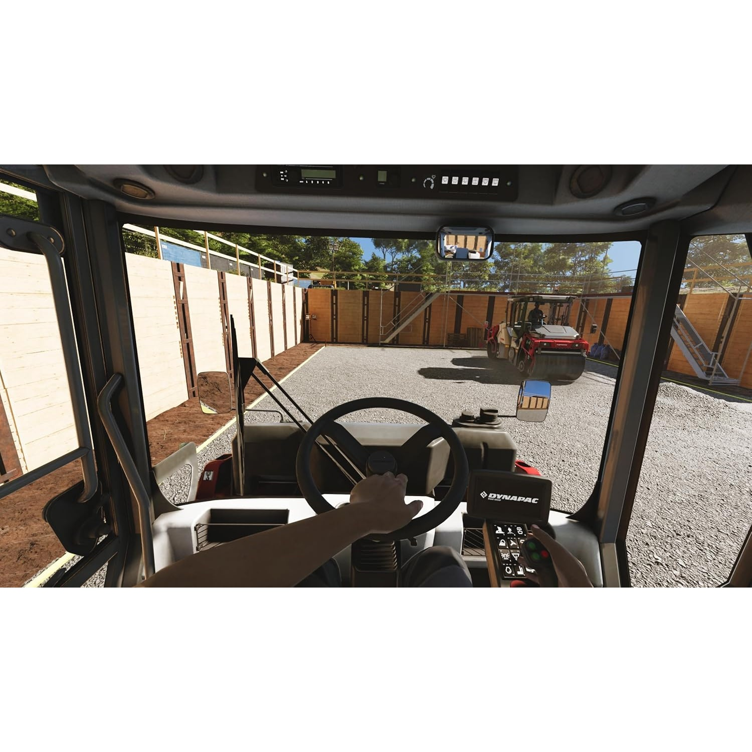 Vue depuis cabine tracteur : main sur volant, chantier avec rouleau et murs bois.