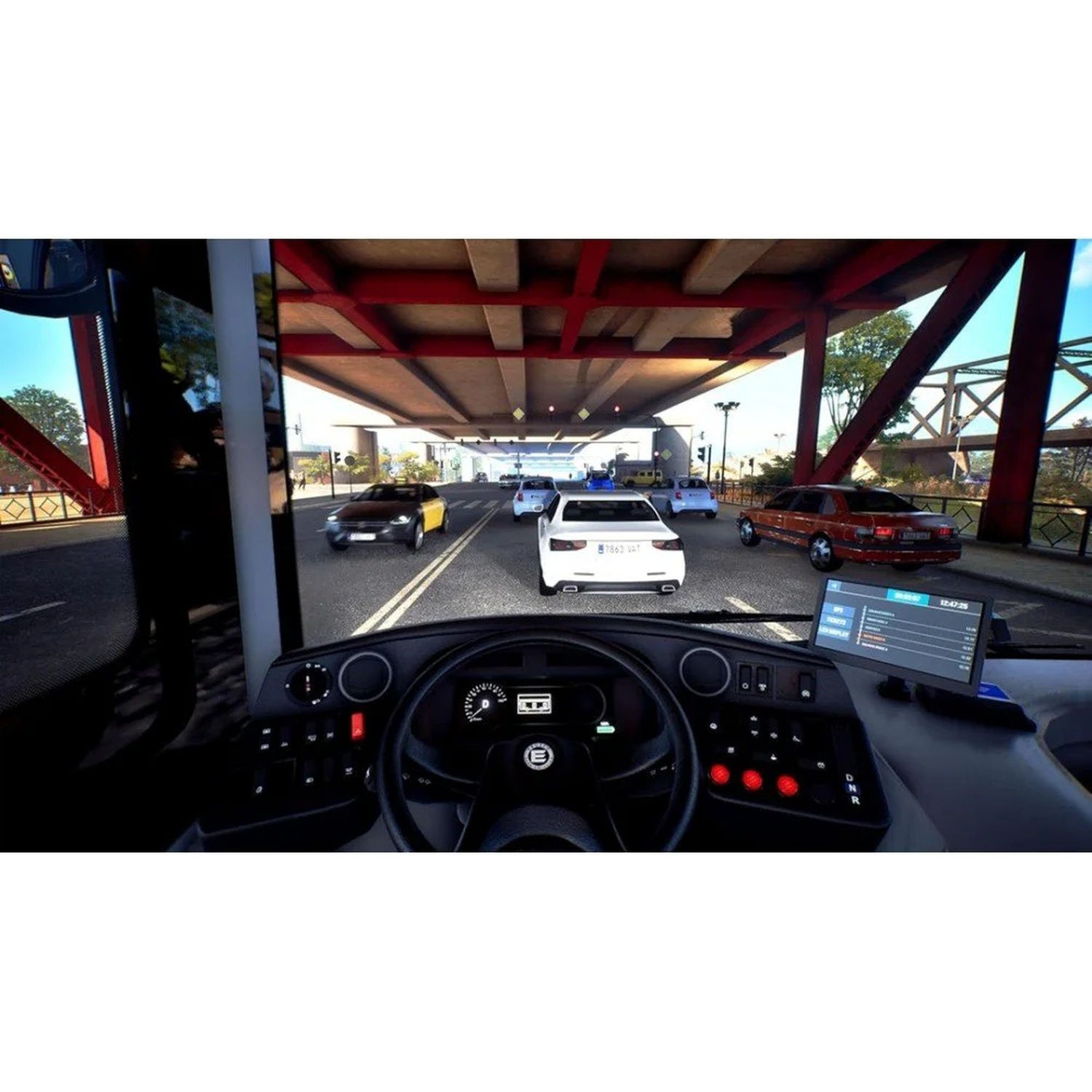 Vue depuis le siège d'un chauffeur de bus, regardant des voitures sur une route sous un pont rouge.