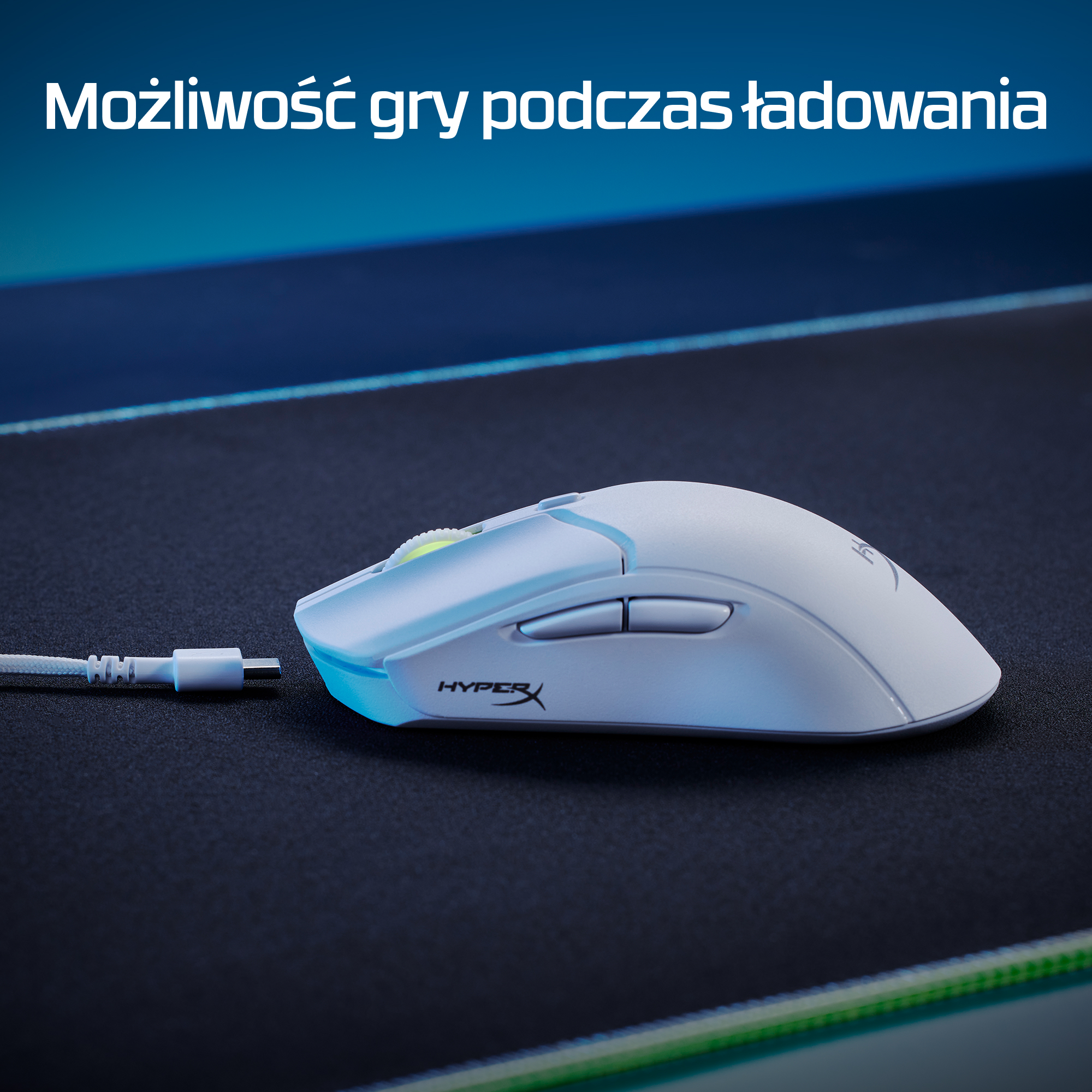Biała mysz gamingowa z kablem USB na czarnej macie.