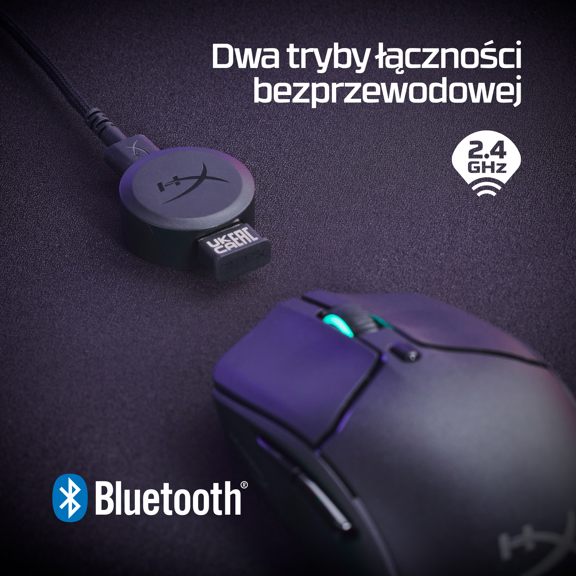 Czarna mysz gamingowa z podświetlanym kółkiem i adapterem USB na ciemnym tle.