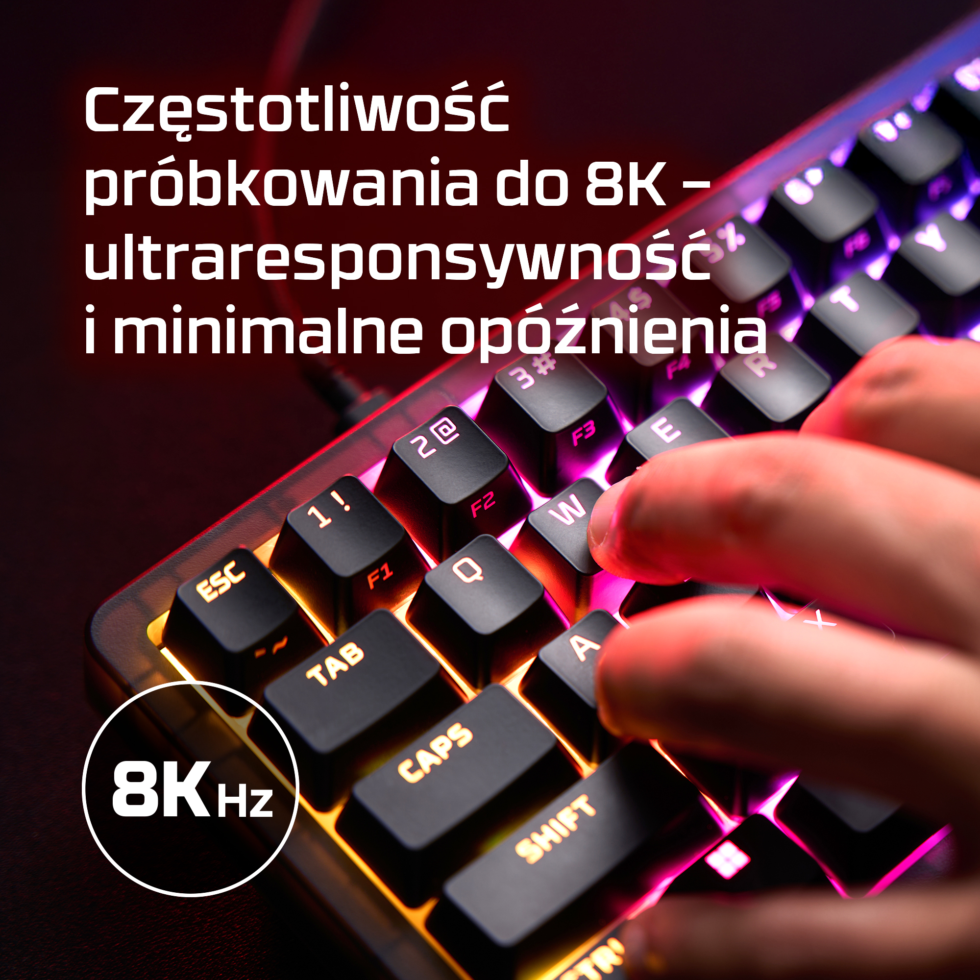 Zbliżenie na klawiaturę gamingową z podświetlanymi klawiszami i palcami.