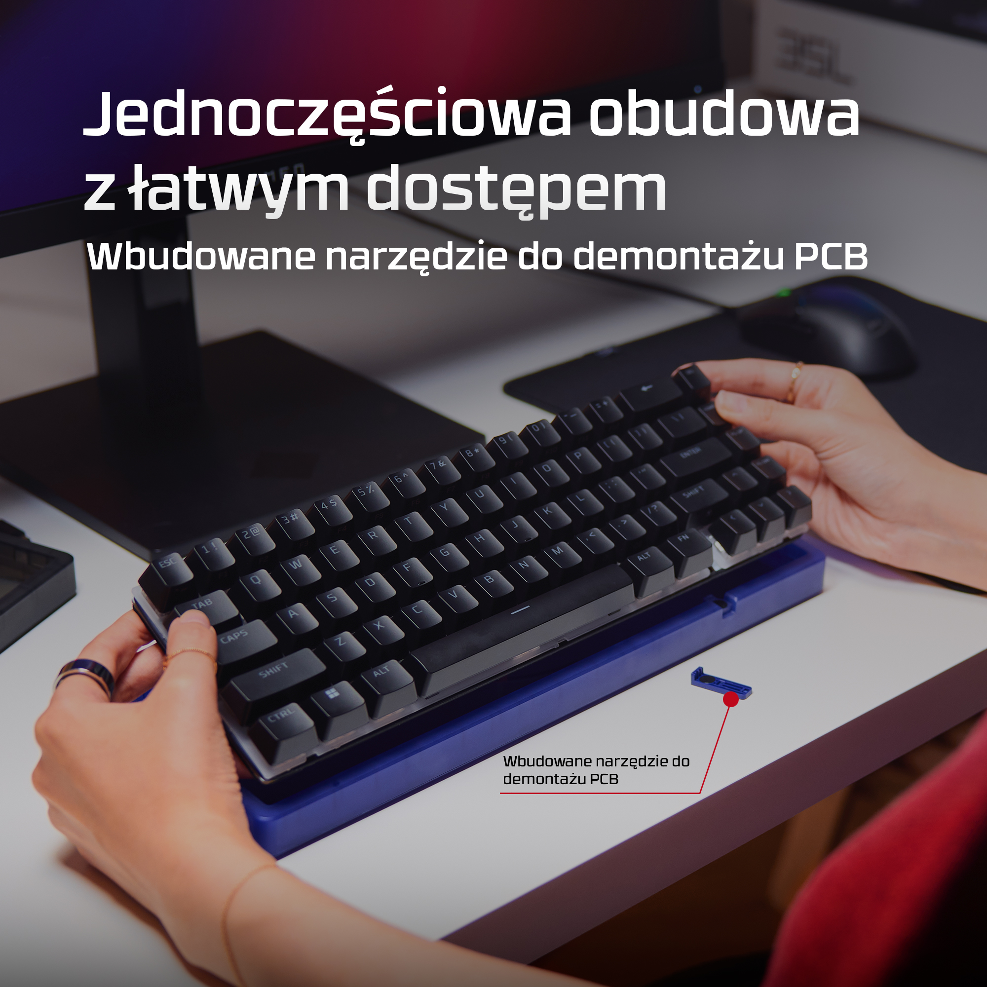 Osoba trzyma czarną klawiaturę na niebieskim stojaku. Obok leży małe narzędzie.