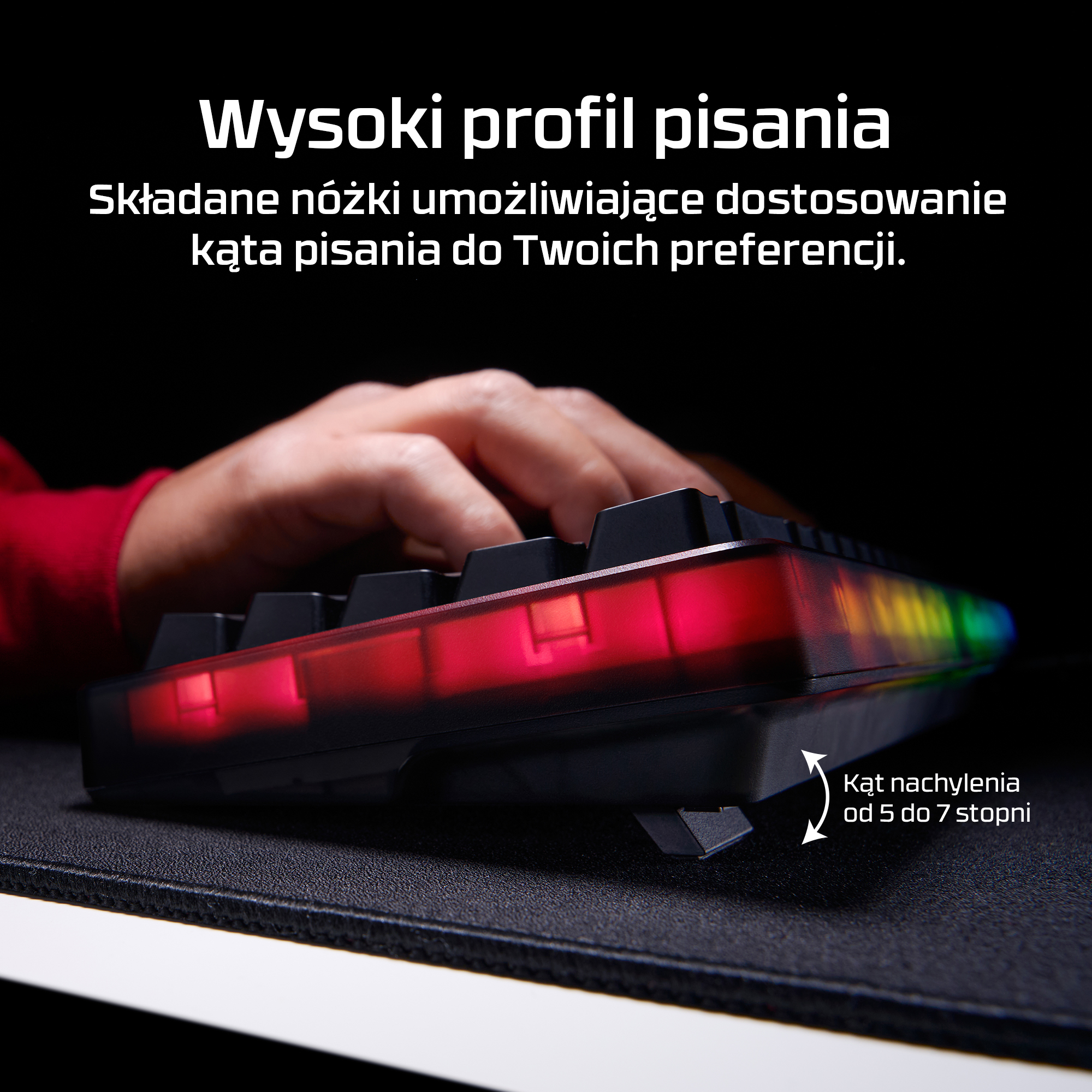 Osoba pisze na klawiaturze z czerwonymi i kolorowymi światłami. Nóżki są regulowane.