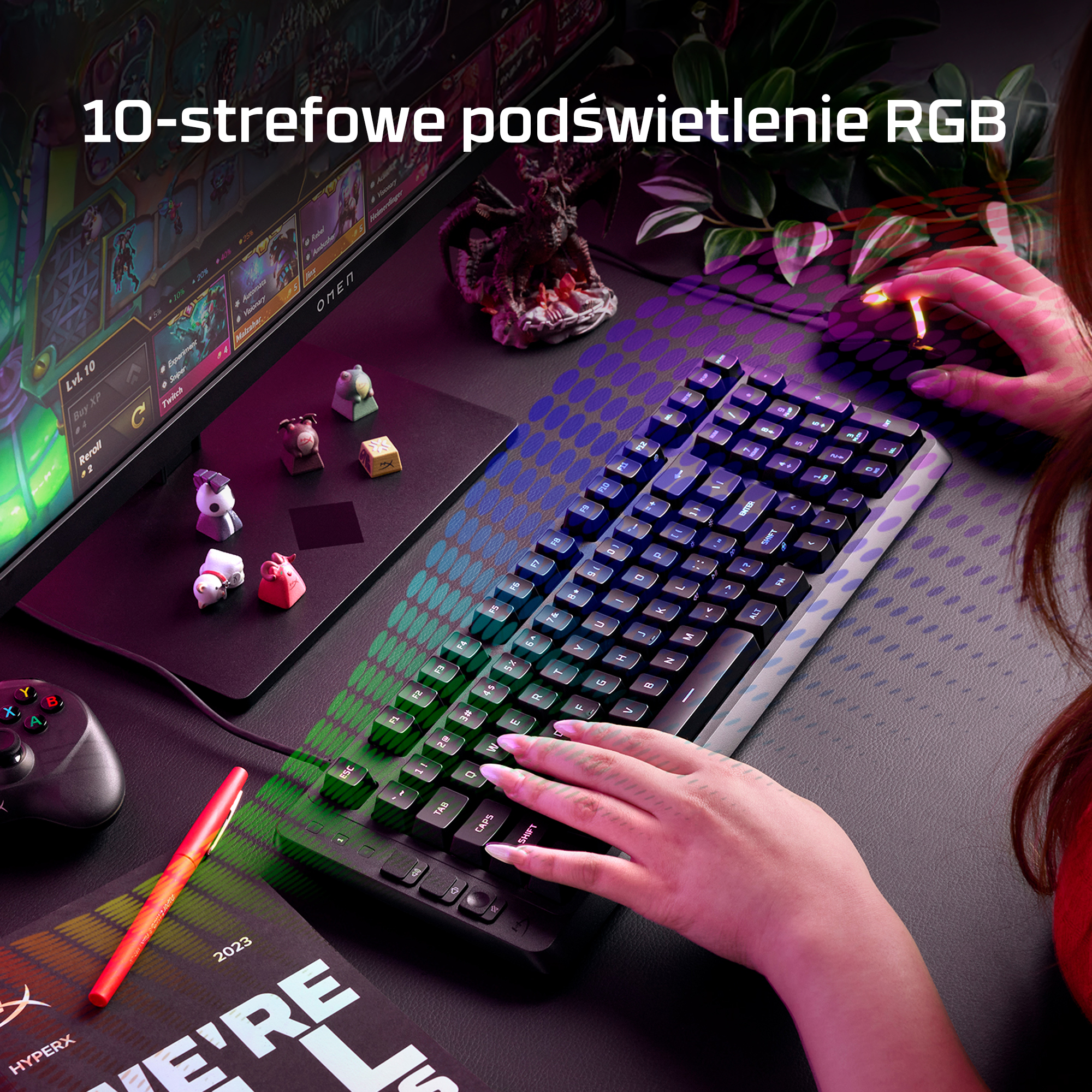 Osoba gra na klawiaturze i myszy RGB, z grą na ekranie.