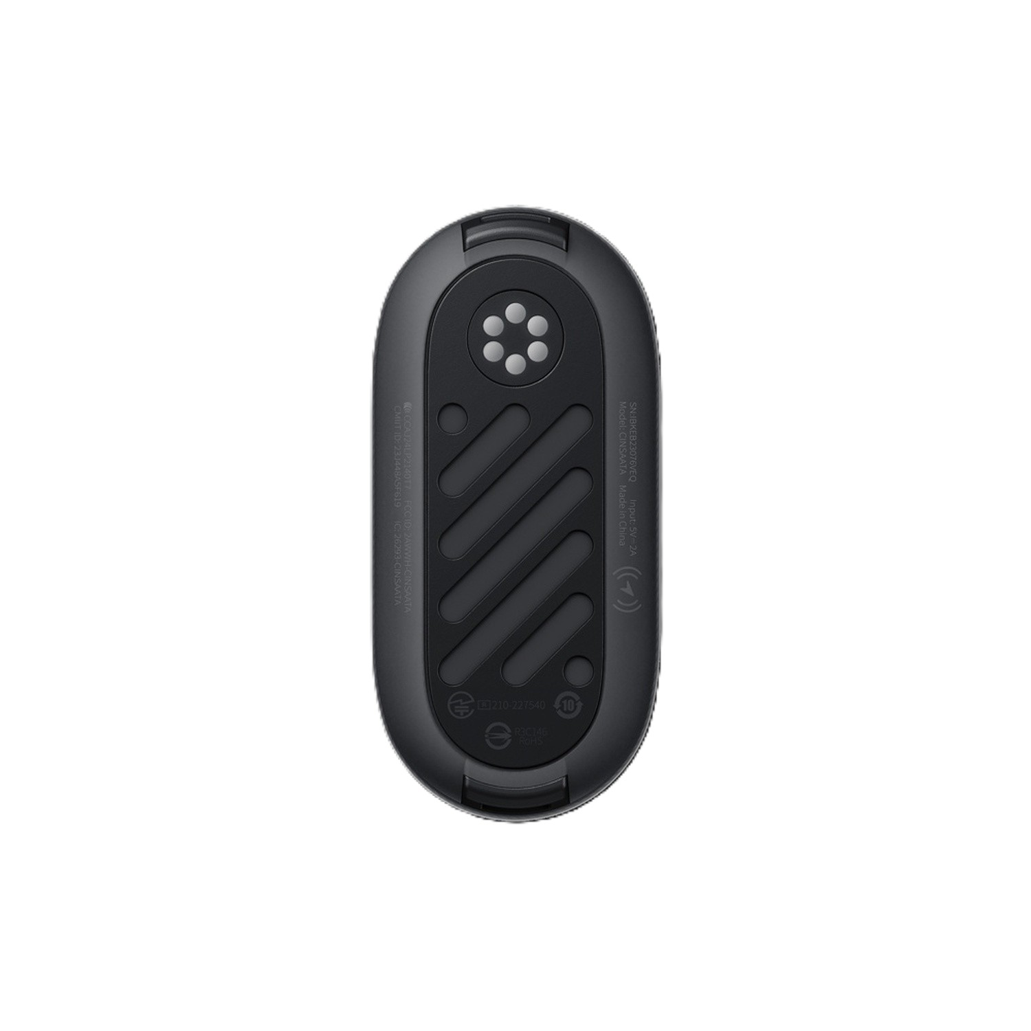 Il lato inferiore di uno smartband nero con contatti di ricarica ed etichette.