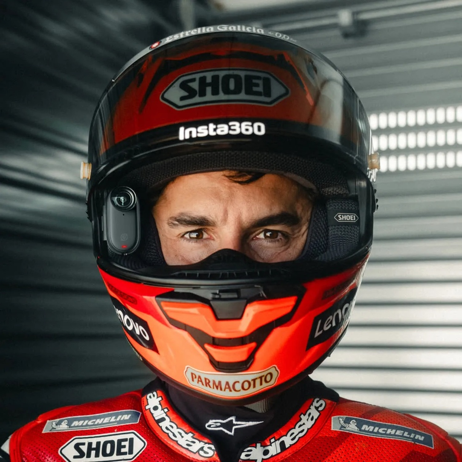 Un pilota con casco e action cam attaccata.