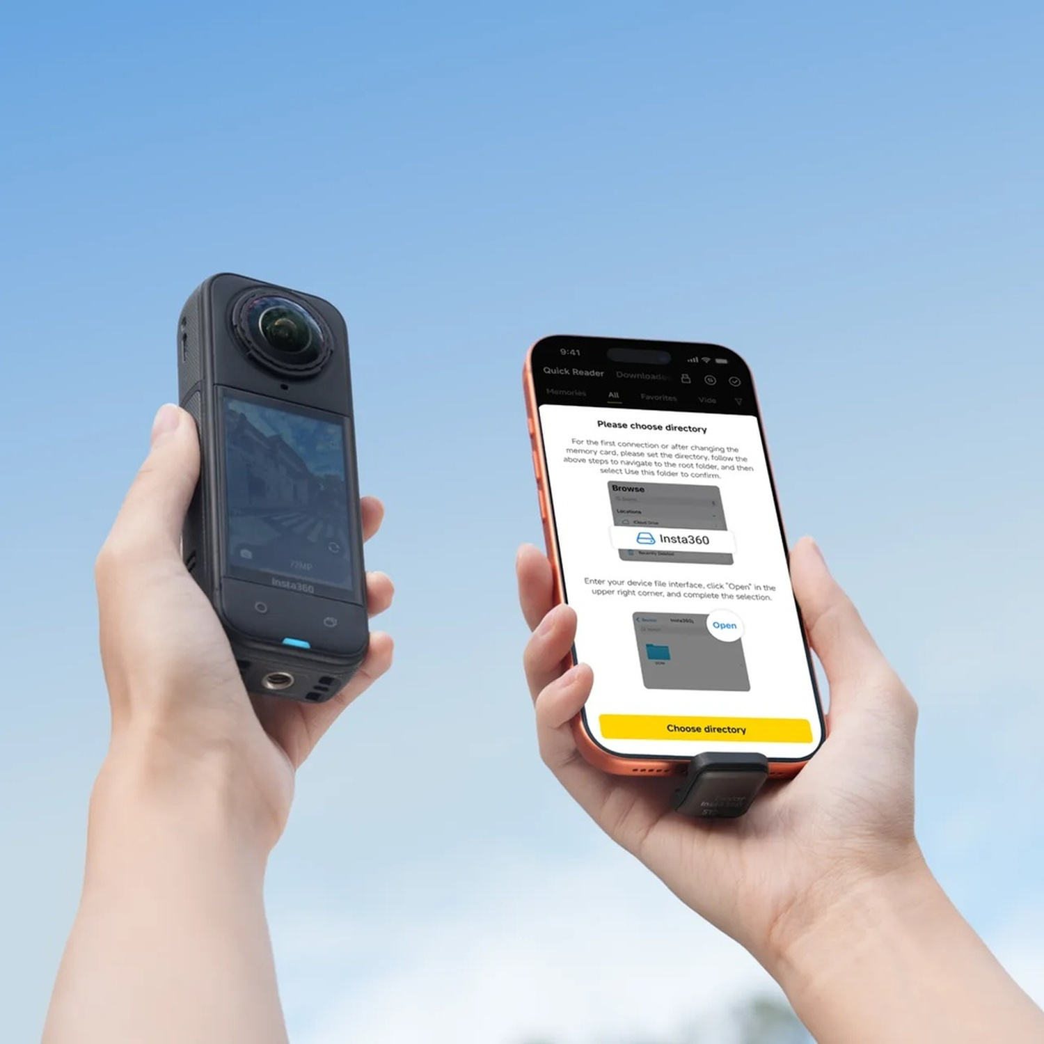 Mani tengono una fotocamera Insta360 e uno smartphone con un'app.