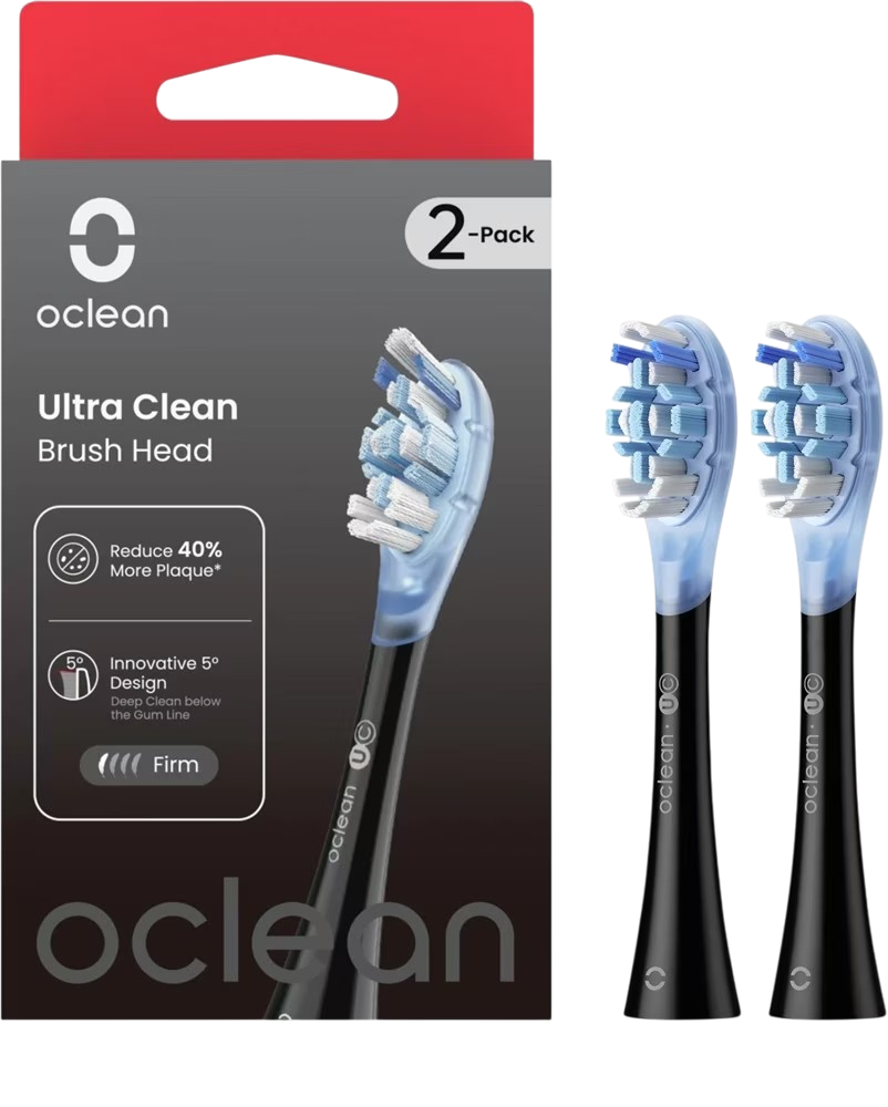 Zwei Oclean Ultra Clean Bürstenköpfe in einem Paket. Schwarze Griffe, blaue und weiße Borsten.