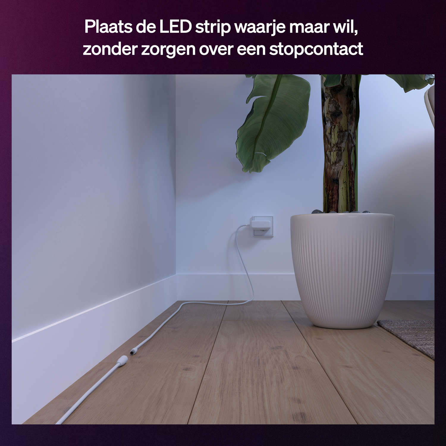 Een witte LED-strip verlicht een plint. Een witte kabel loopt over een houten vloer naar een stopcontact.
