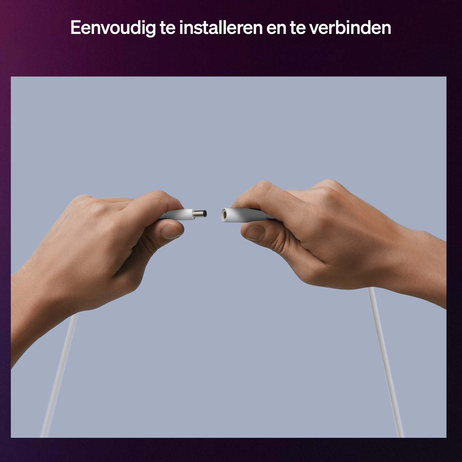 Handen verbinden een witte kabel met een stekker. Eenvoudige installatie.