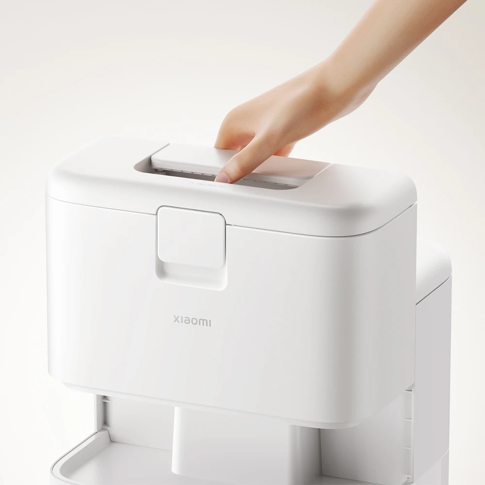 Une main actionne la poignée d'un appareil Xiaomi blanc.