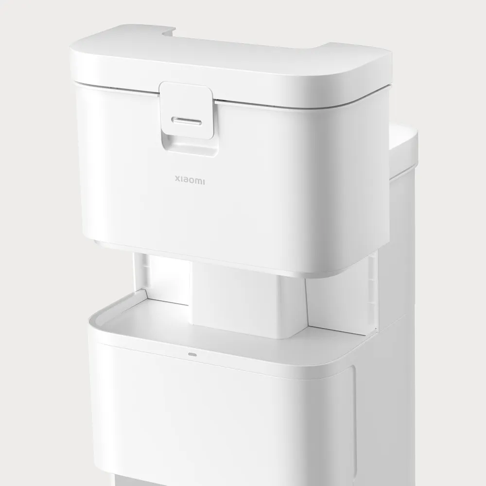 Ein weißer Xiaomi Roboterstaubsauger-Dock mit Ladeanschluss und Staubbox.