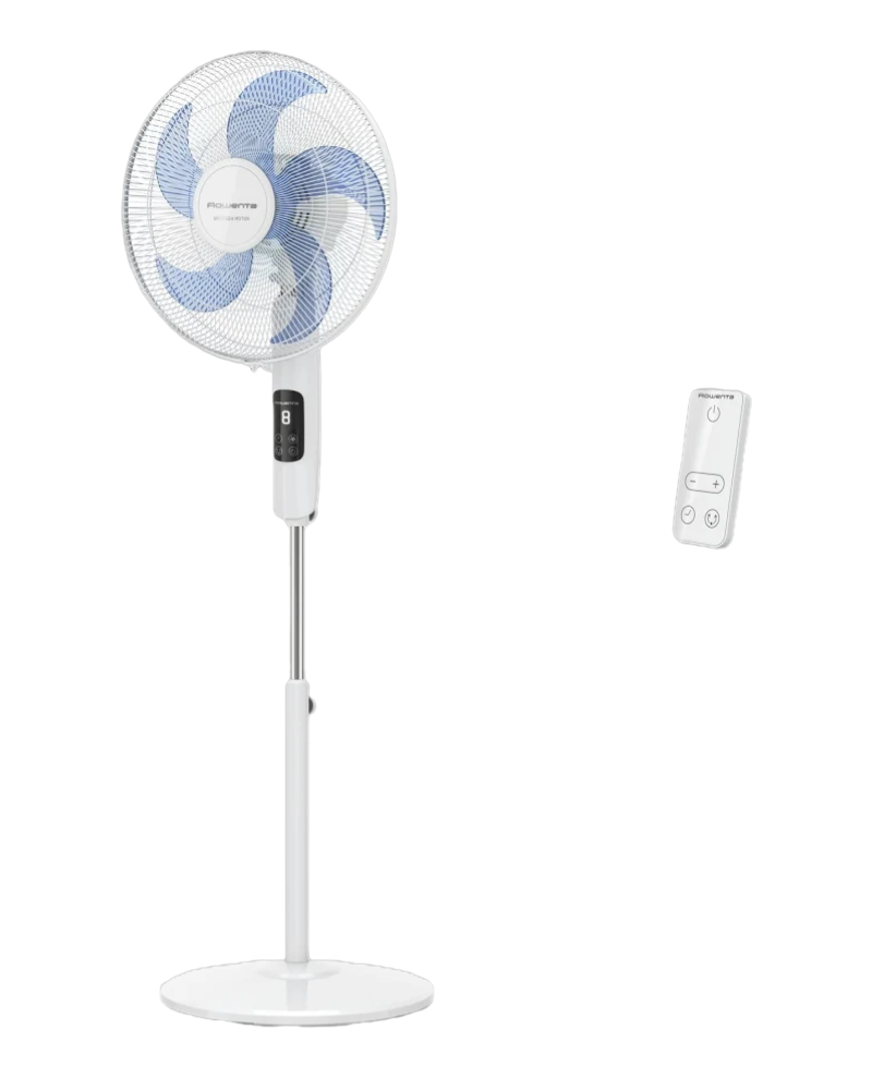 Ein weier Standventilator mit blau-weien Blttern und eine Fernbedienung.