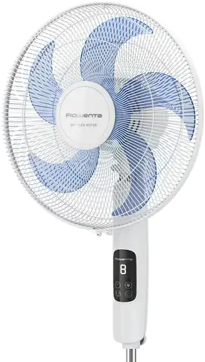 Ein weißer Standventilator mit blauen Rotorblättern und einem digitalen Display am Stiel.