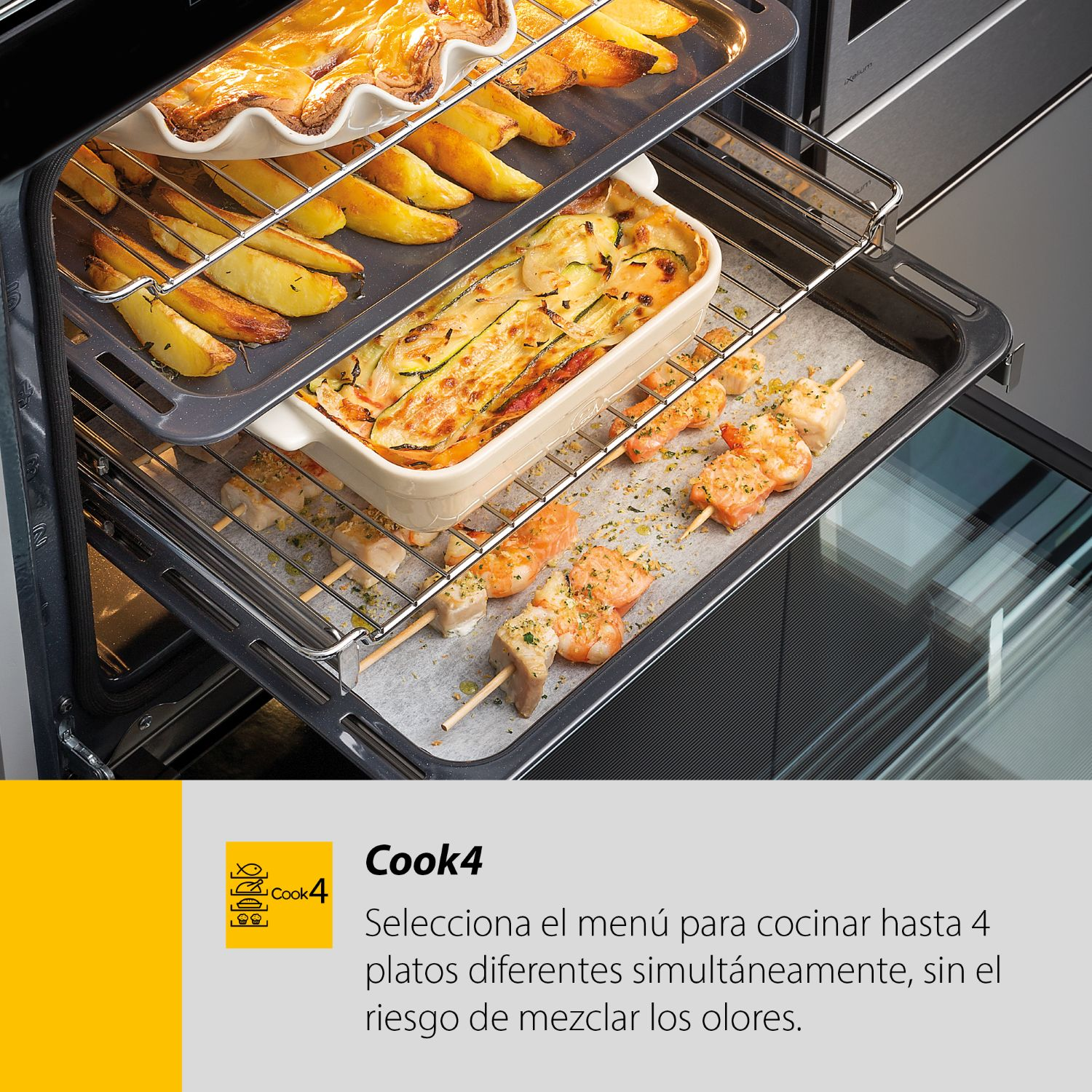 Horno con tres estantes: cazuela, patatas y brochetas de gambas.