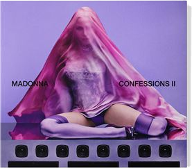 Madonna assise sur un support d'enceintes, drapée d'un tissu violet.