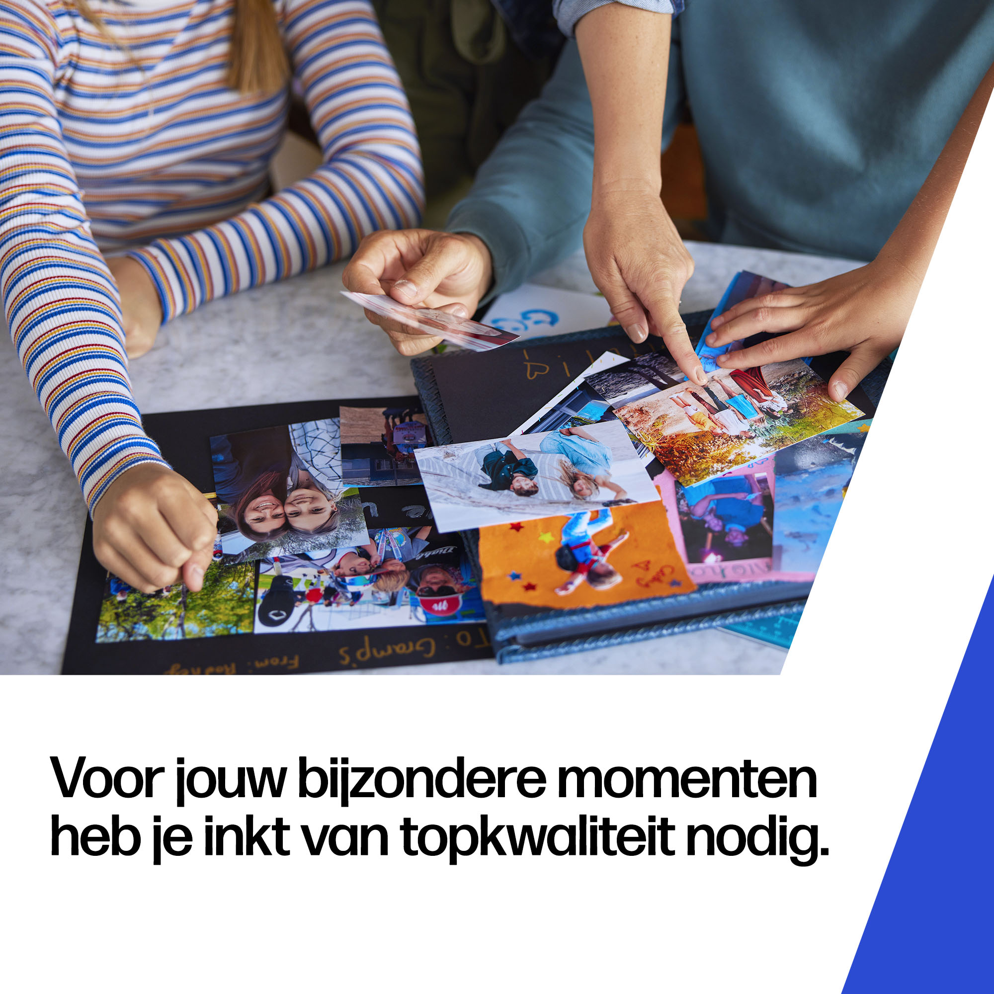 Mensen bekijken een fotoalbum met herinneringen.