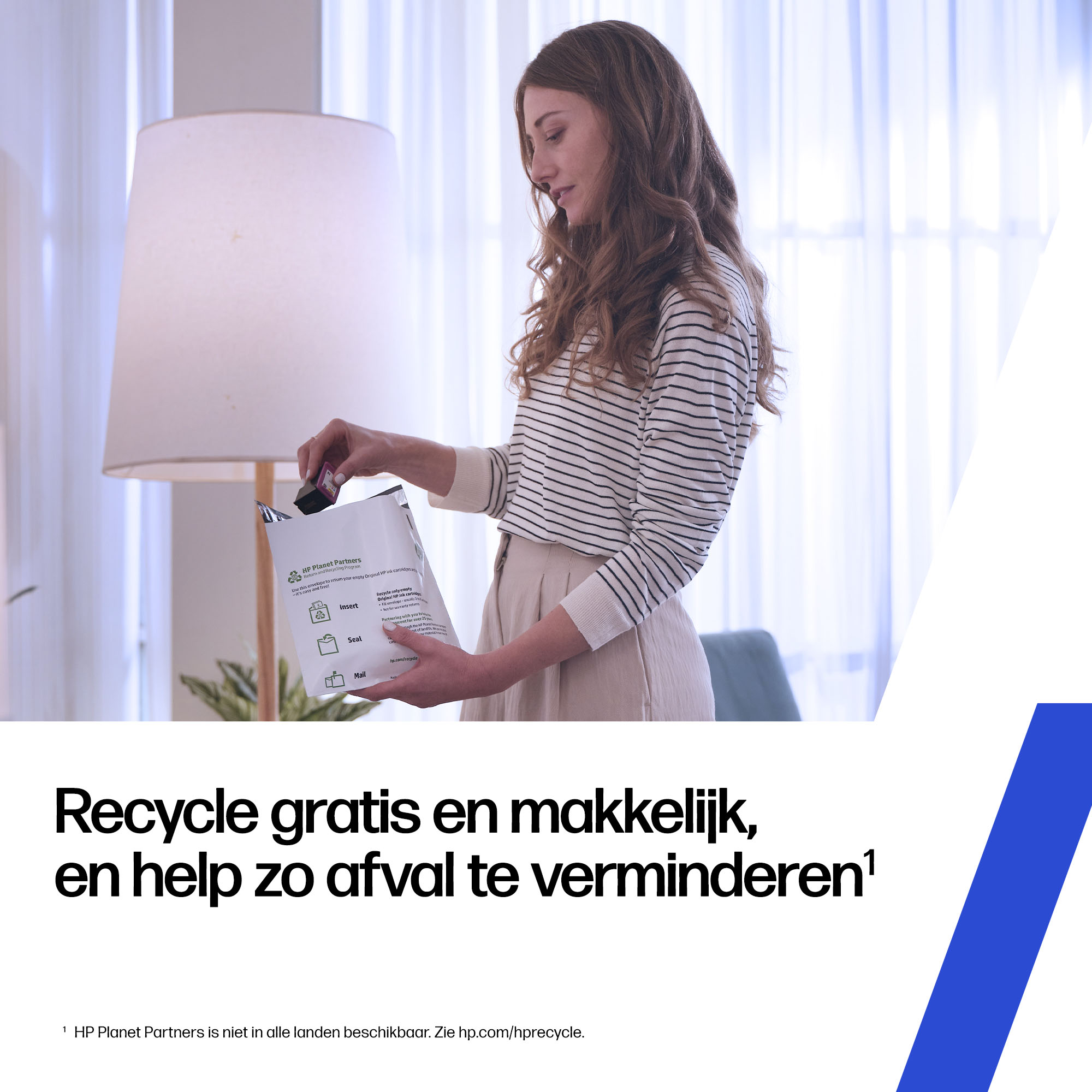 Een vrouw doet een inktpatroon in een retourenvelop. Close-up.