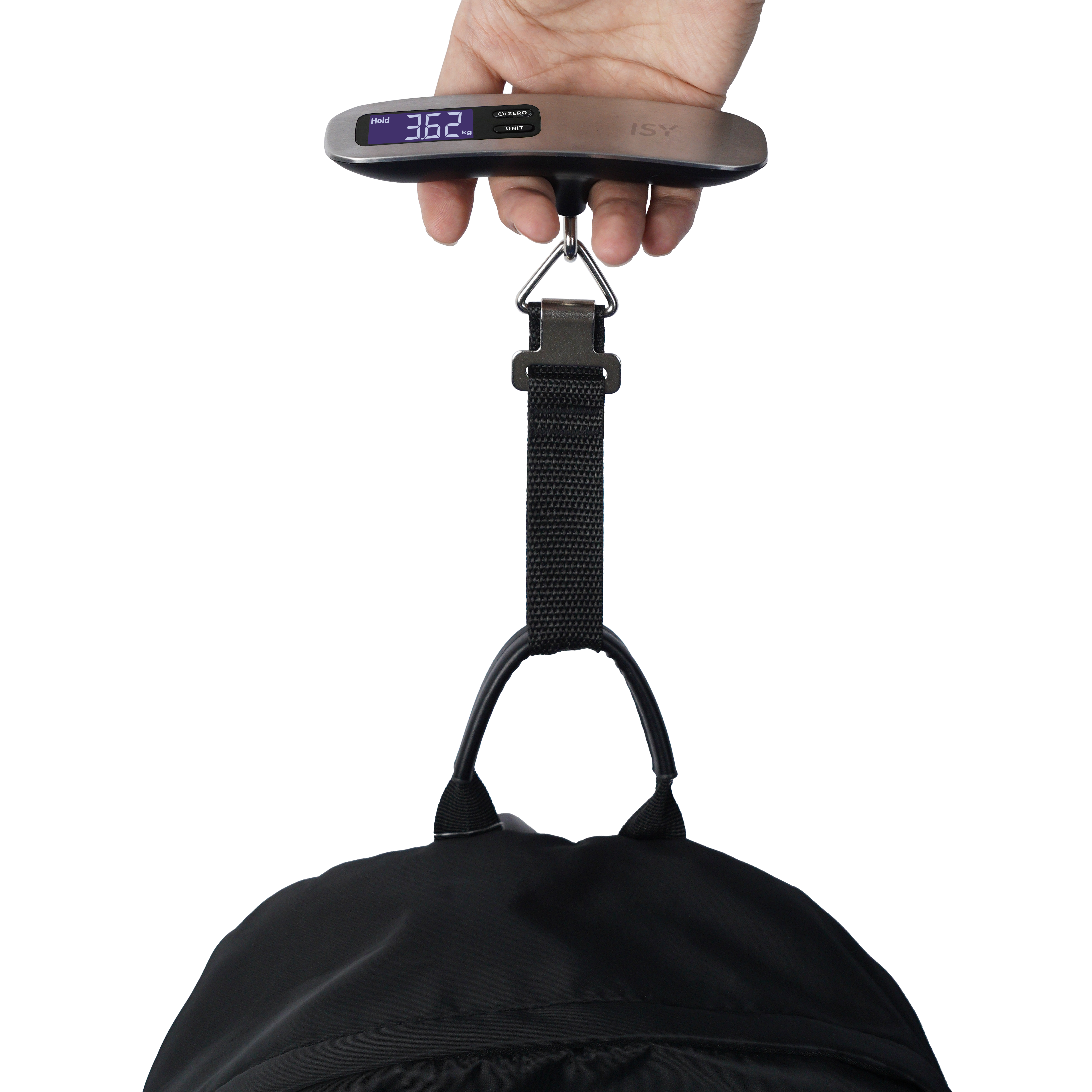 Une main tient une balance numérique pesant un sac à dos noir. La balance indique 3,62 kg.