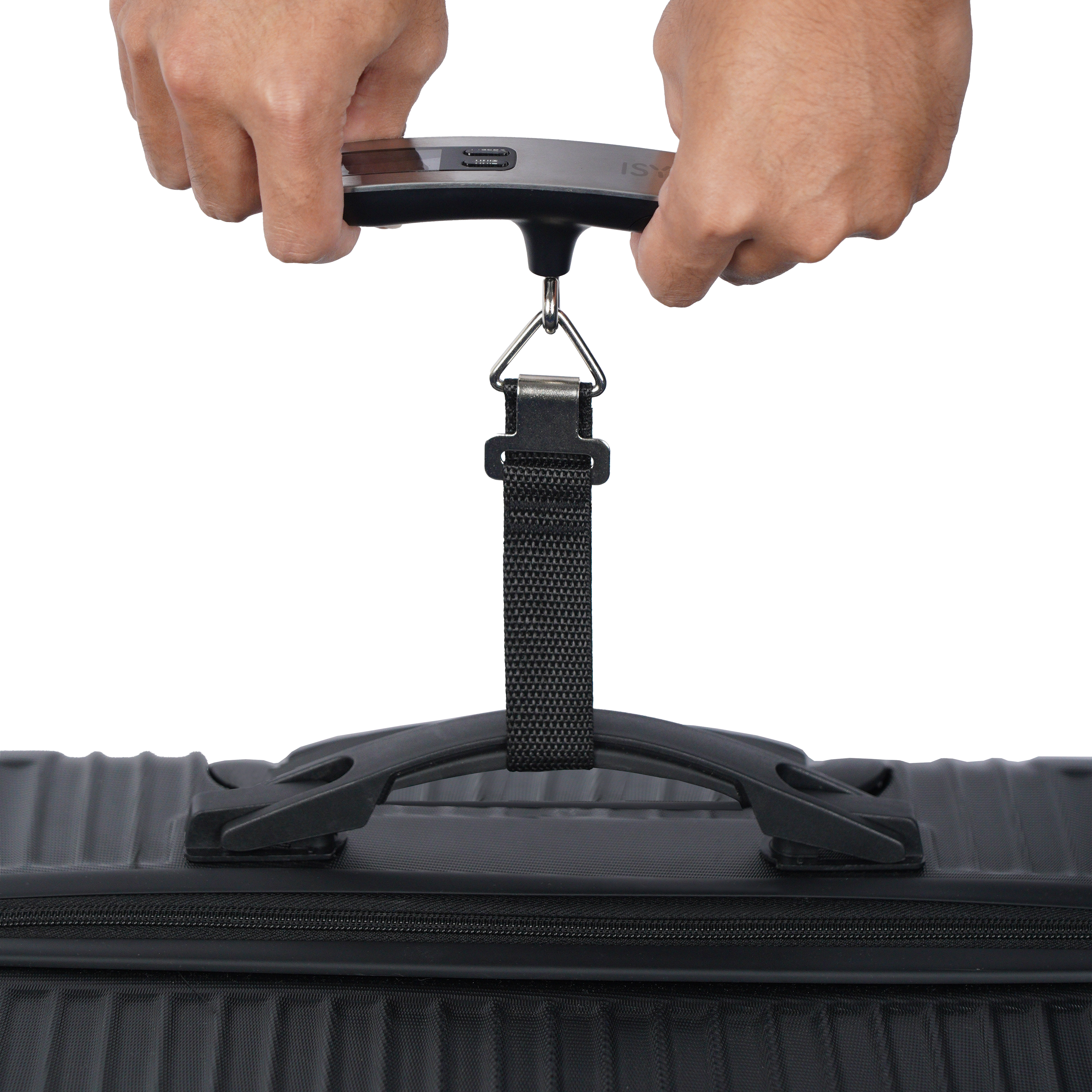 Mains tenant une balance à bagages numérique attachée à une valise noire.