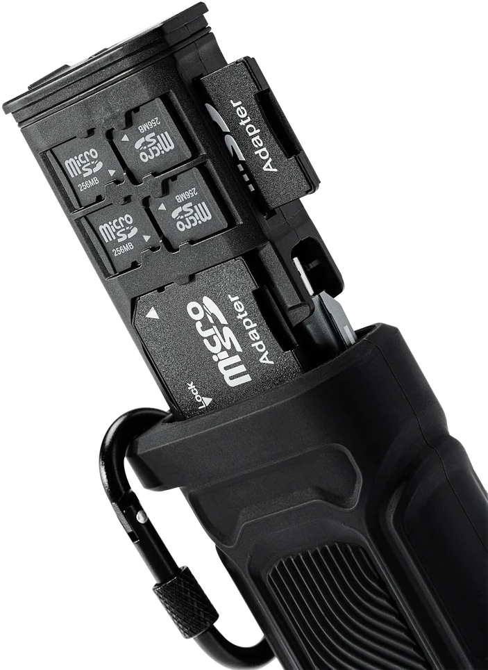 Un porta schede nero con quattro schede MicroSD e adattatori.