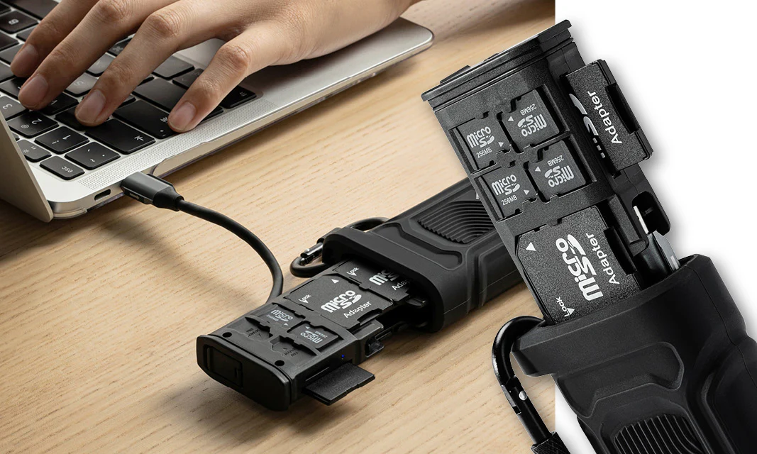 Un lettore di schede nero con schede MicroSD è collegato a un laptop.