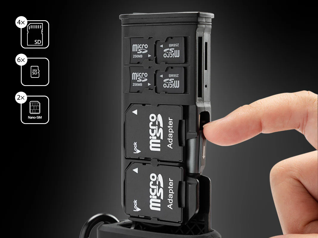 Un dito preme il cursore di espulsione su un porta schede multi-slot.
