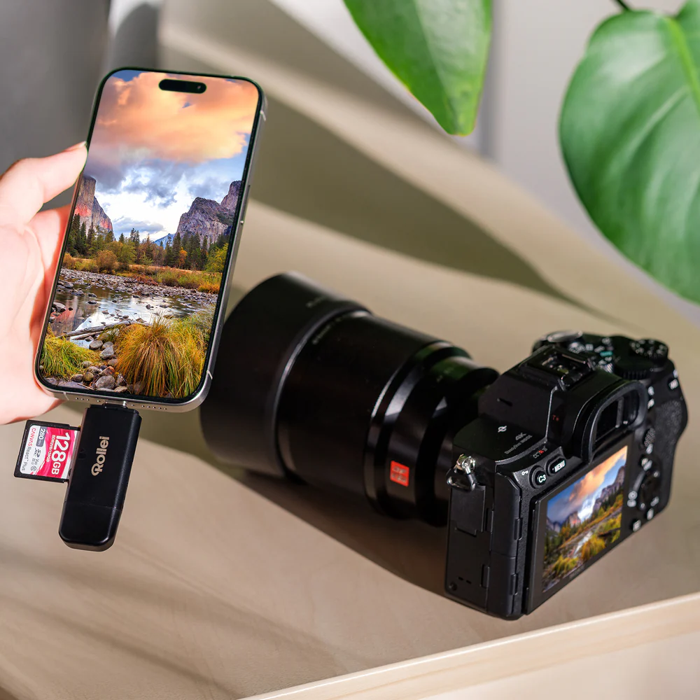 Un smartphone affiche un paysage. À côté, un appareil photo et une carte mémoire.