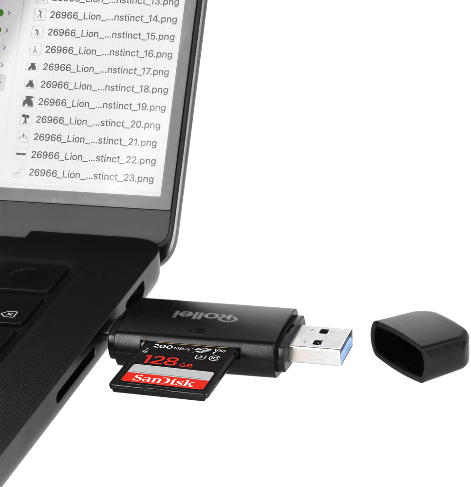 Un lecteur de carte USB avec une carte SD insérée dans un ordinateur portable. Son capuchon est à côté.