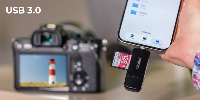 Un smartphone transfère des données d'une carte SD via un adaptateur USB.