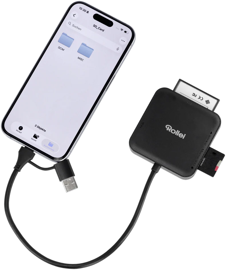 Ein Smartphone ist über ein Kabel mit einem Kartenleser verbunden. Der Leser hat SD- und microSD-Karten.