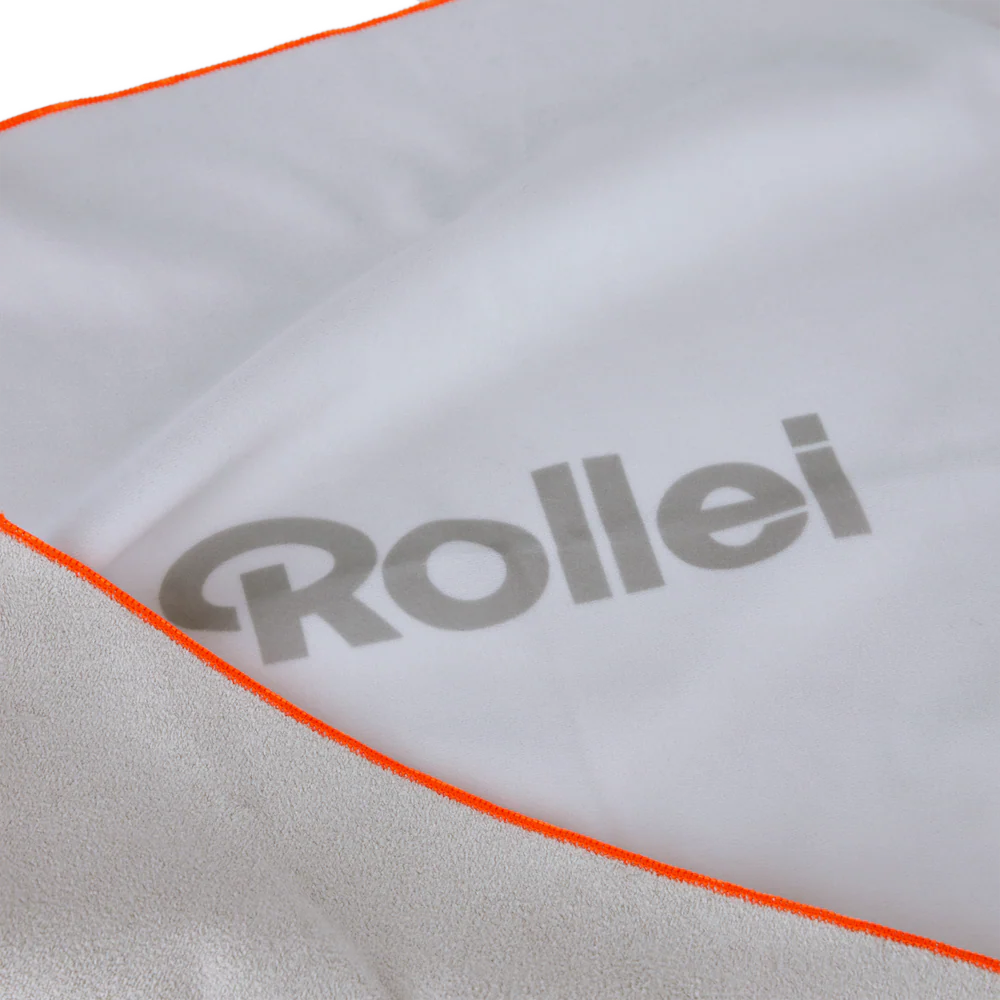 Graues Rollei-Logo auf weißem Stoff mit orangefarbener Kante.