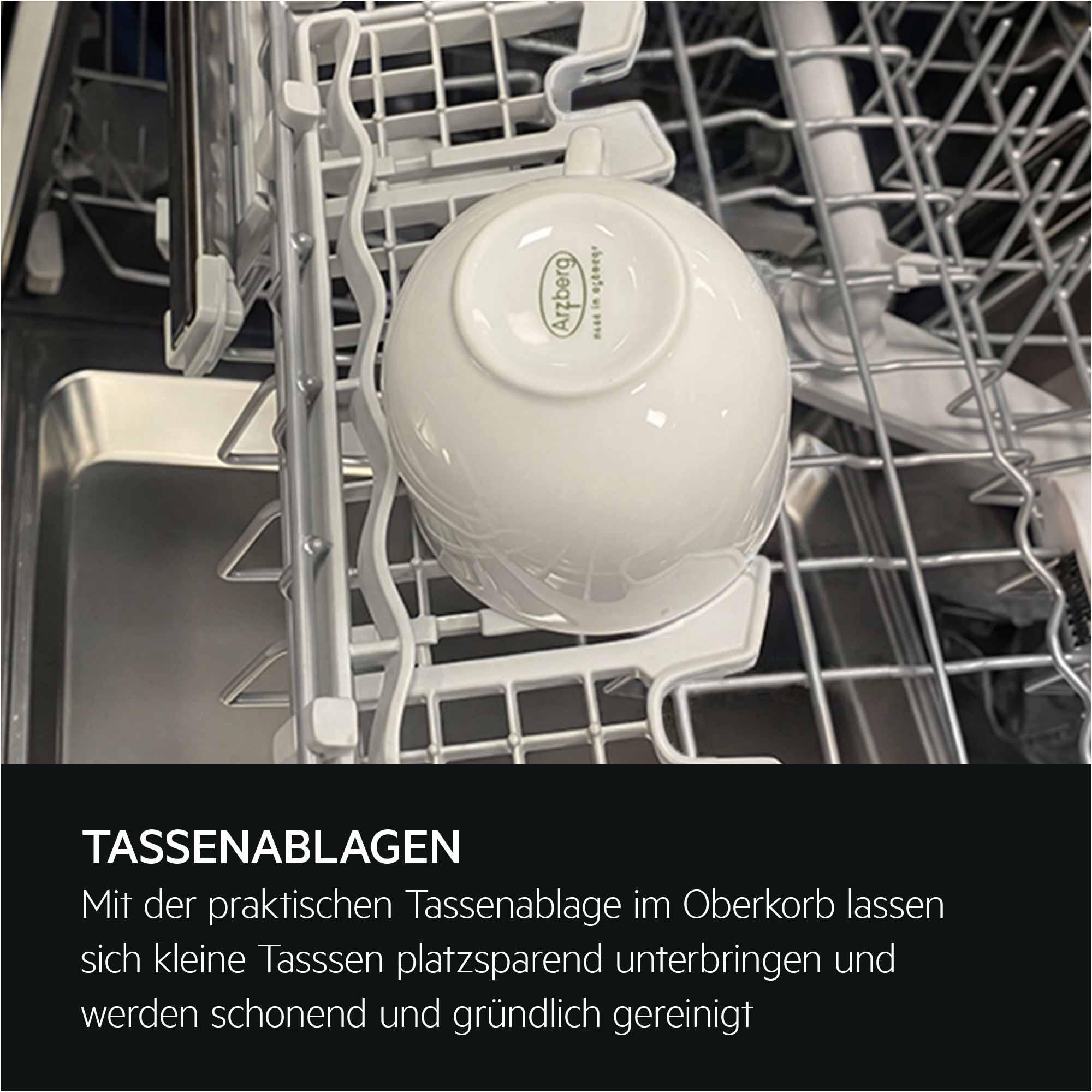 Eine weiße Tasse ruht in einem Geschirrspülerkorb auf einer speziellen Tassenablage.