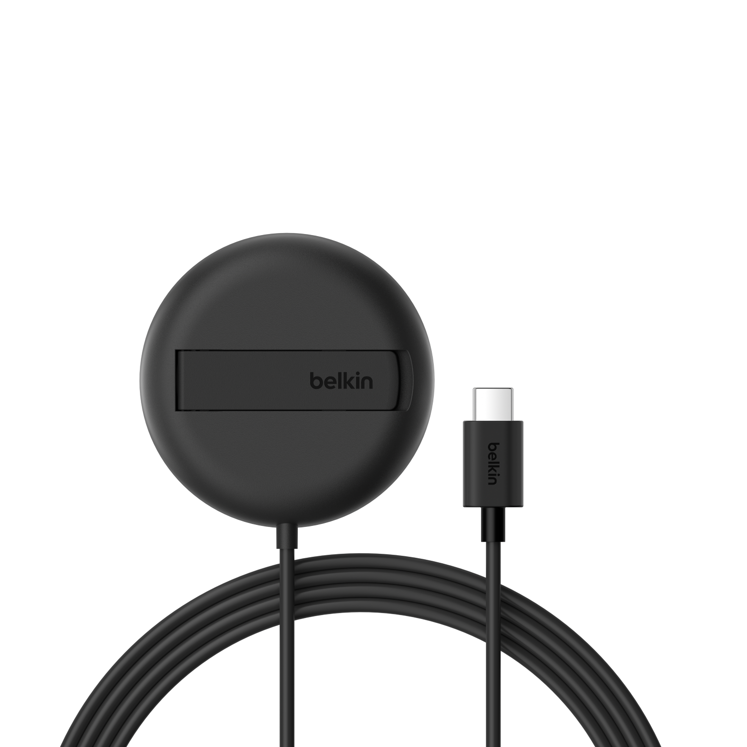 Adaptador de carga Belkin negro con cable USB-C sobre fondo negro.