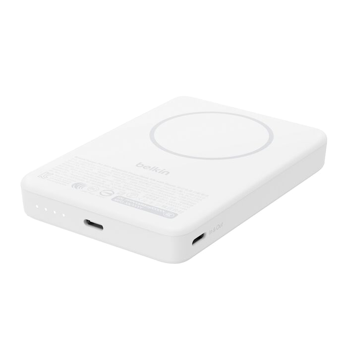Un cargador Belkin MagSafe blanco con puerto USB-C e indicadores.