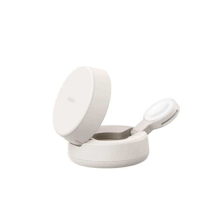 Un cargador Belkin blanco con la tapa abierta, revelando una ranura para un dispositivo.