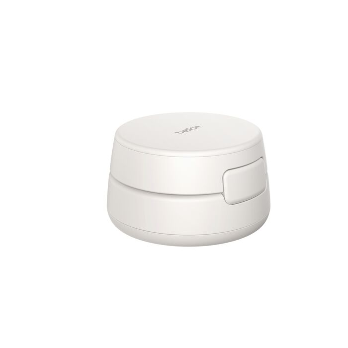 Un dispositivo Belkin blanco con tapa abatible