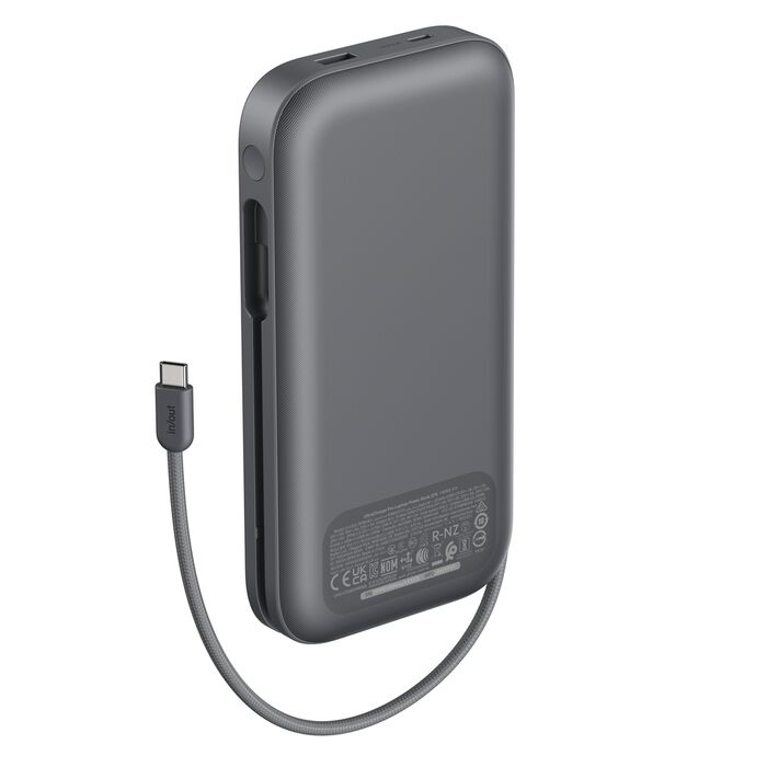 Banco de energía compacto gris con cable USB-C sujeto a un lado.