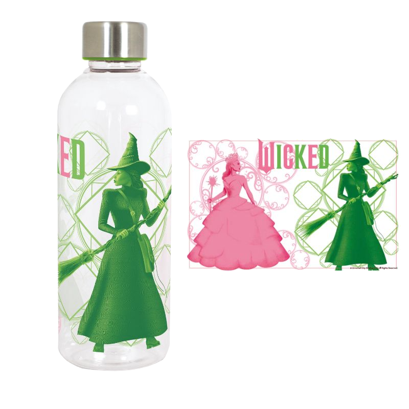 Bruja verde con escoba en botella de agua, junto a gráfico rosa y verde 'Wicked'.