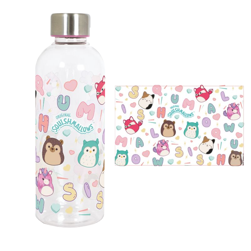 Una botella de agua transparente decorada con Squishmallows y un patrón de tela a juego.
