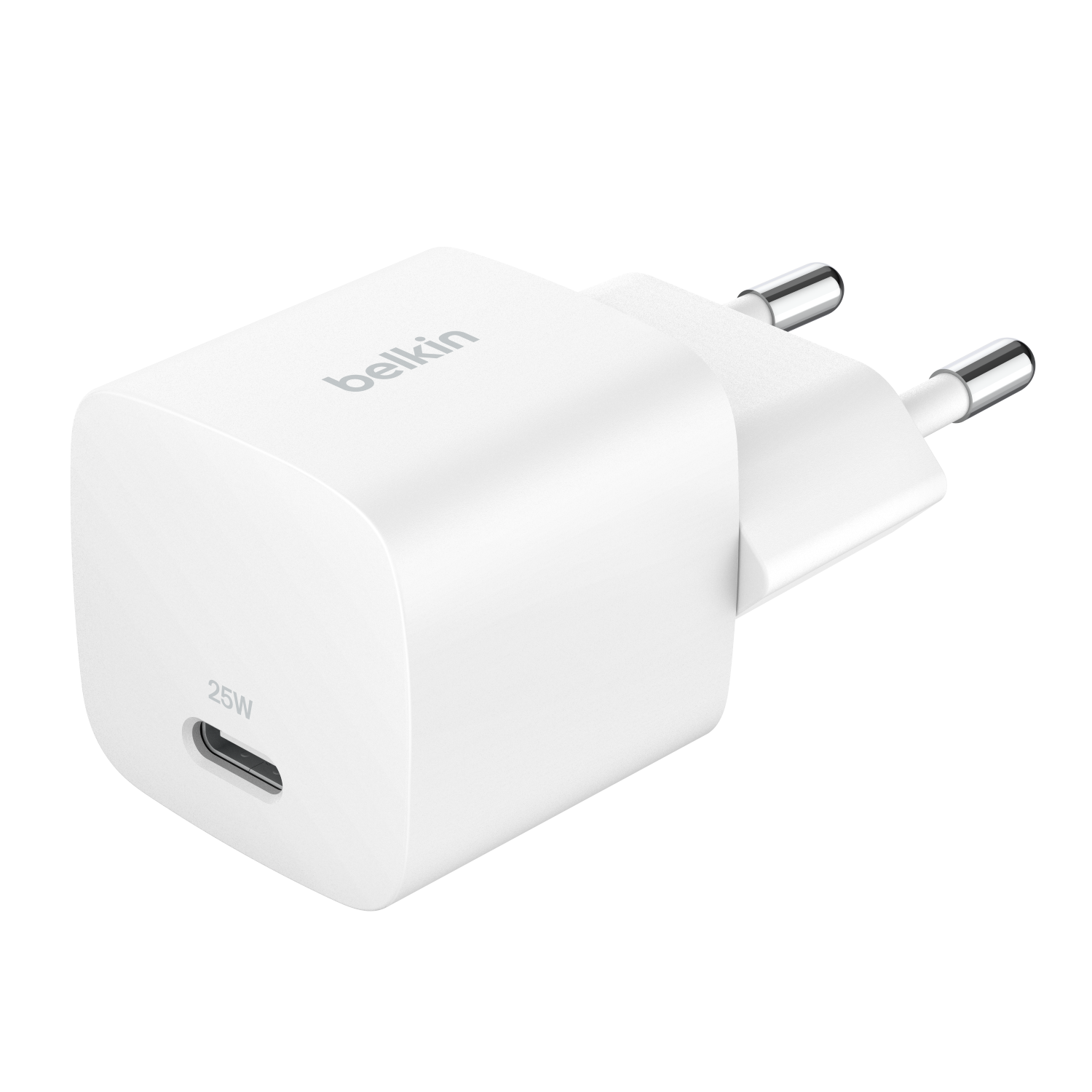 Un adaptador de corriente Belkin blanco de 25W USB-C con clavijas plateadas.