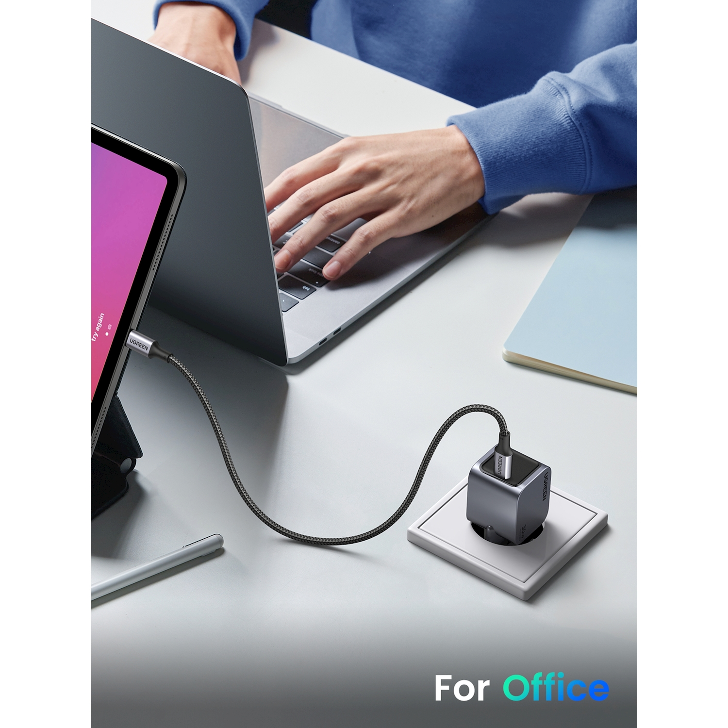 Un laptop si carica da un caricatore USB-C collegato a una presa a muro.