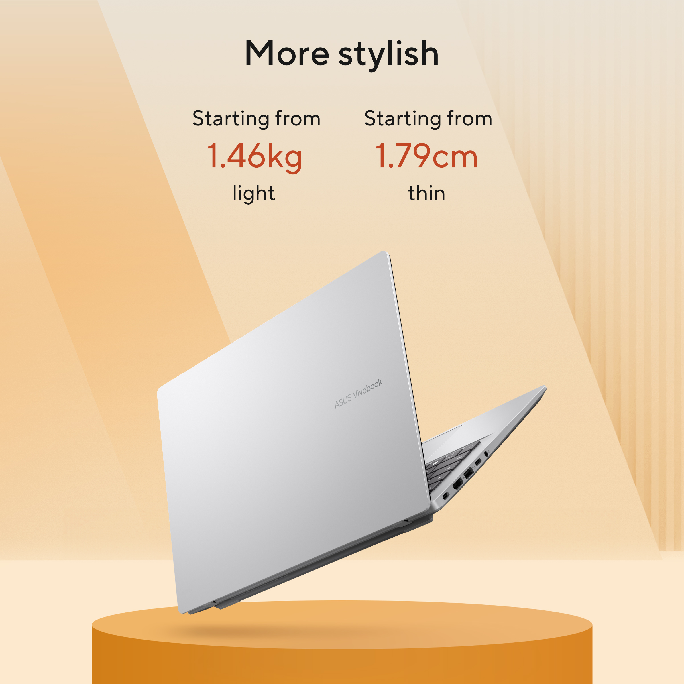 Een zilveren ASUS Vivobook laptop op een oranje voetstuk. Tekst: Stijlvoller. Vanaf 1,46 kg.