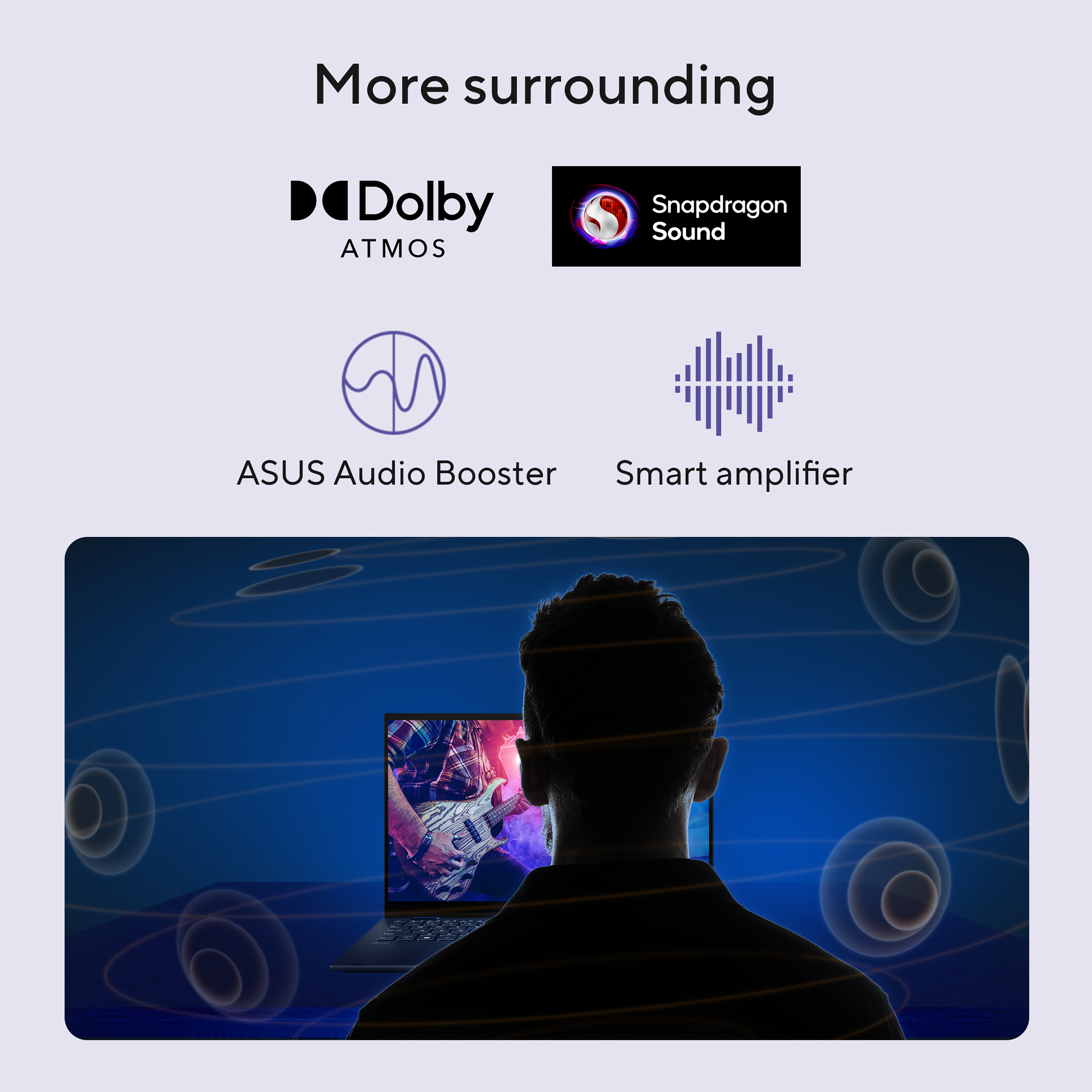 Man kijkt naar laptop met gitarist. Logo's: Dolby Atmos, Snapdragon Sound.