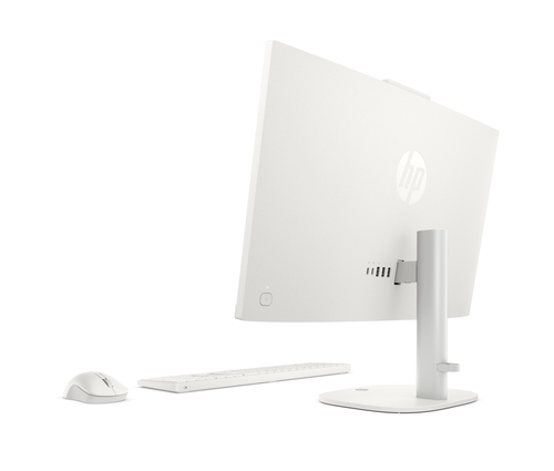 Un ordenador todo en uno HP blanco con teclado y ratón sobre fondo blanco.