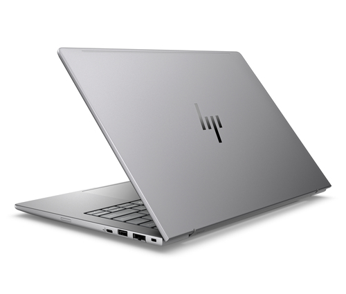 Un portátil HP plateado con la tapa abierta sobre fondo blanco.