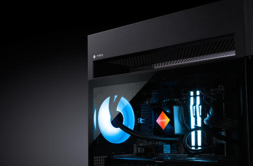 Un PC negro con iluminación azul y roja, sobre un fondo oscuro.