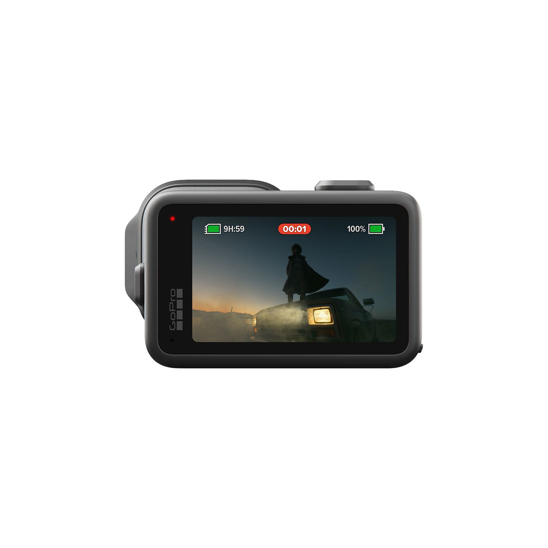GoPro muestra a una persona sobre un coche en un entorno humeante.