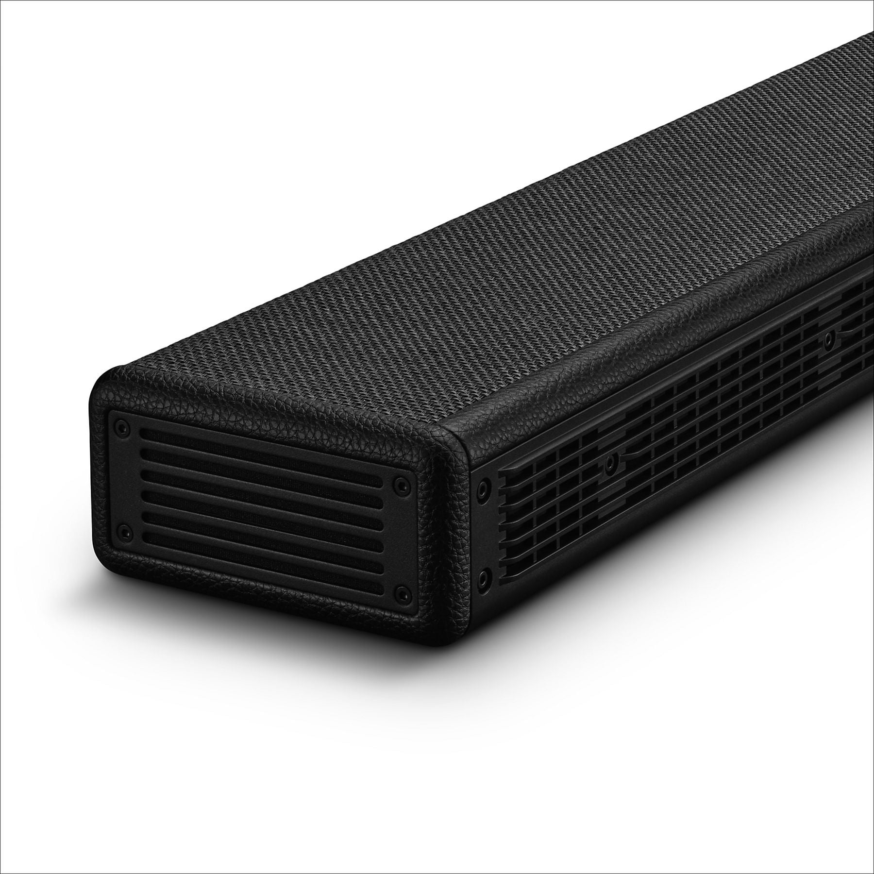 Altavoz negro con textura de rejilla y carcasa texturizada sobre fondo blanco.