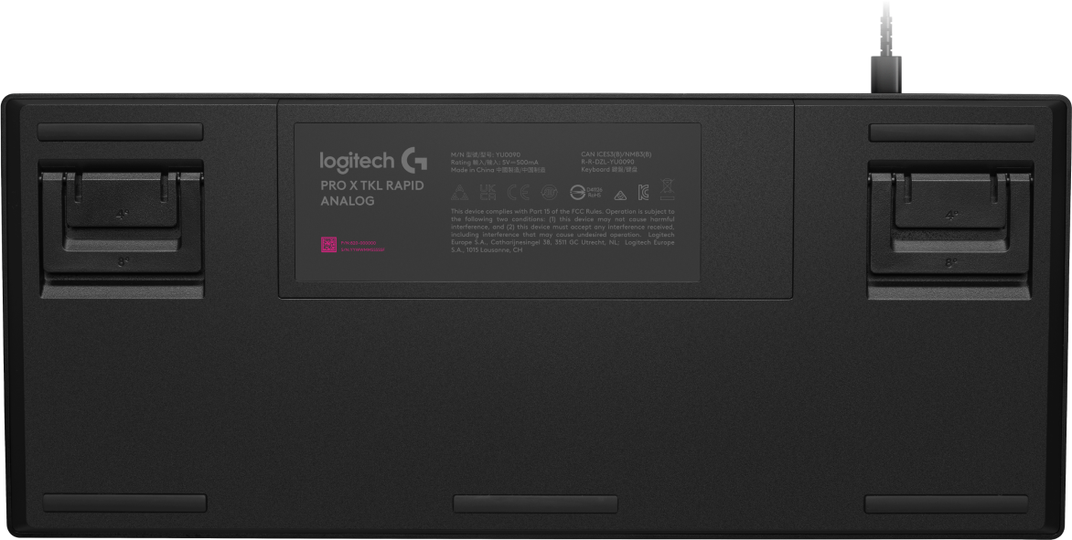 Parte inferiore di una tastiera Logitech nera con adesivi e piedini regolabili.